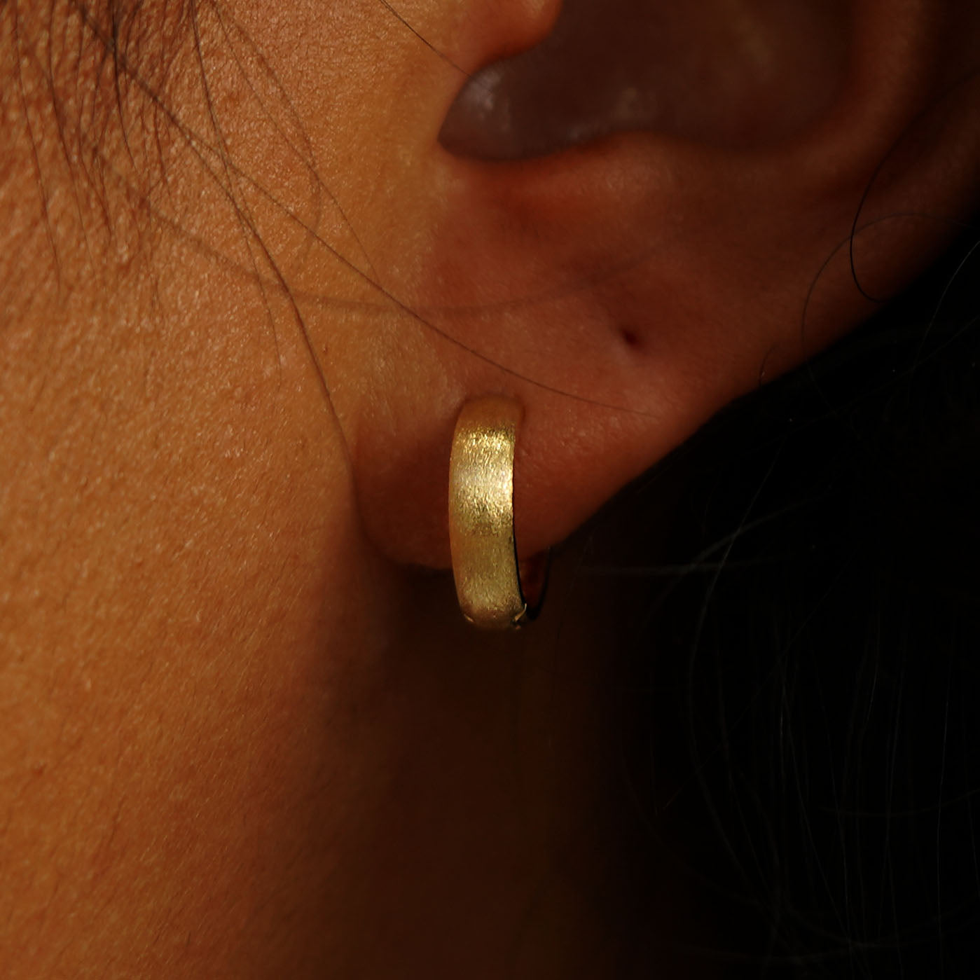 Automic Gold Stardust Small Wide Huggies Sustainable Fine Jewelry