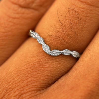 Close up view of a model's fingers wearing a 950 platinum Chevron Leaves Band