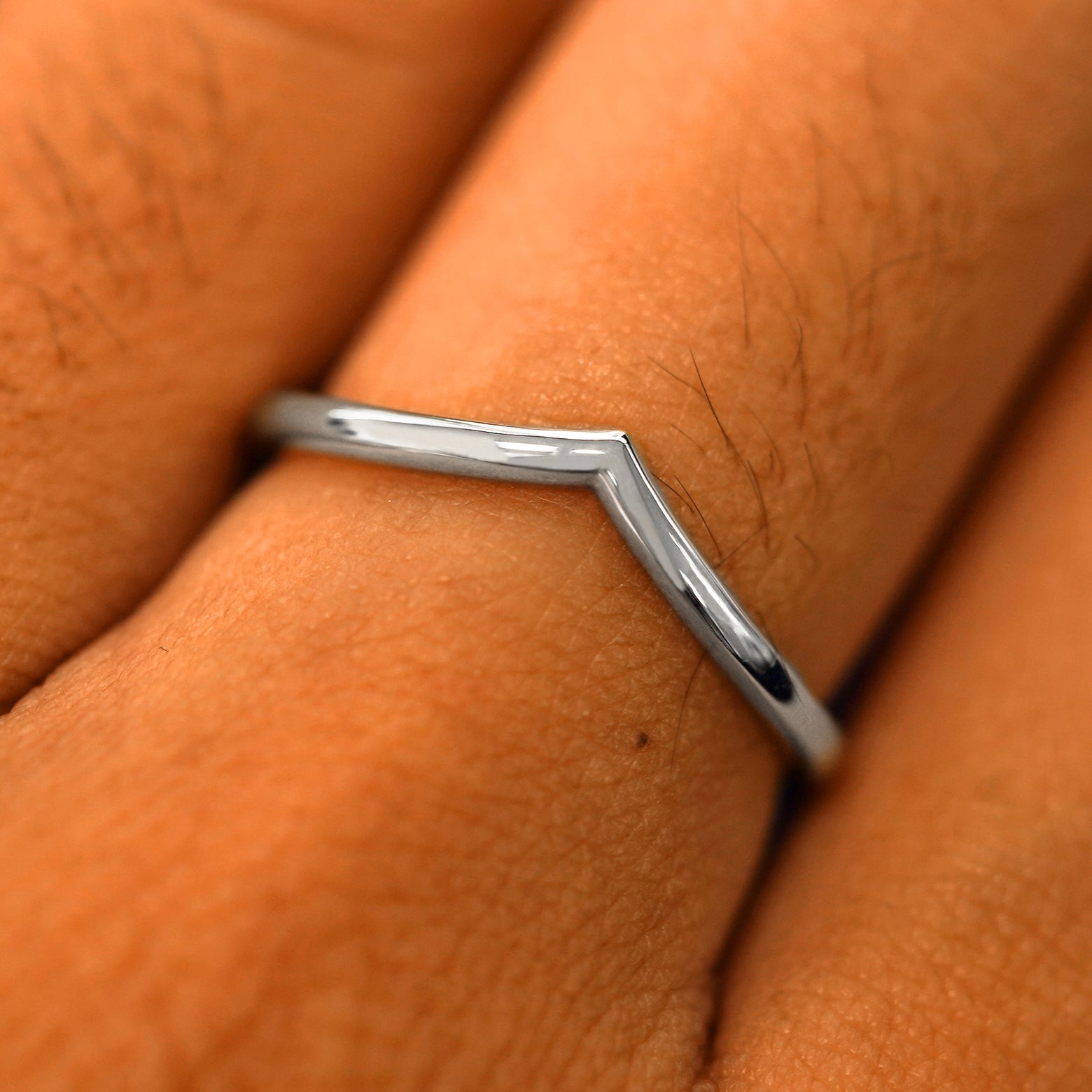 Close up view of a model's fingers wearing a 950 platinum Chevron Band