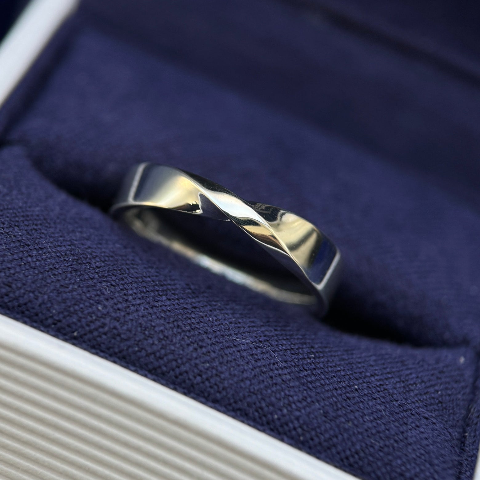 950 Platinum Mobius Twist on 4mm Mix Mirror Band Custom Ring, 7 grams, Size 5.5