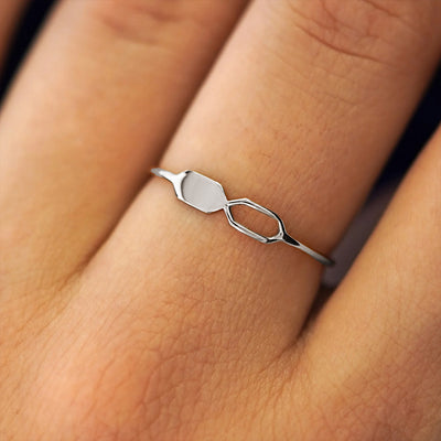 Close up view of a model's fingers wearing a 950 platinum Tanlah Ring