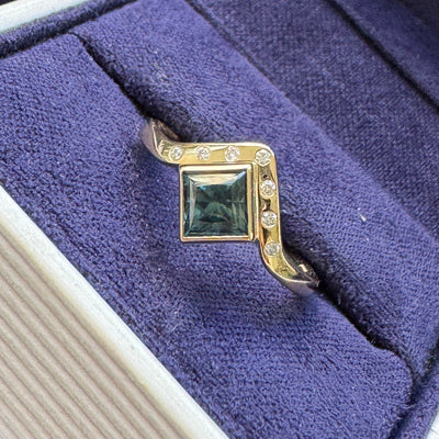 14k Yellow Gold Bezel-set Custom Square Cut 1.34ct Natural Teal Sapphire on Chevron Band with 5pc Lab Diamonds, Size 5