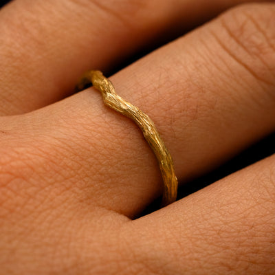 Side view of a Chevron Branches Band on a model's finger