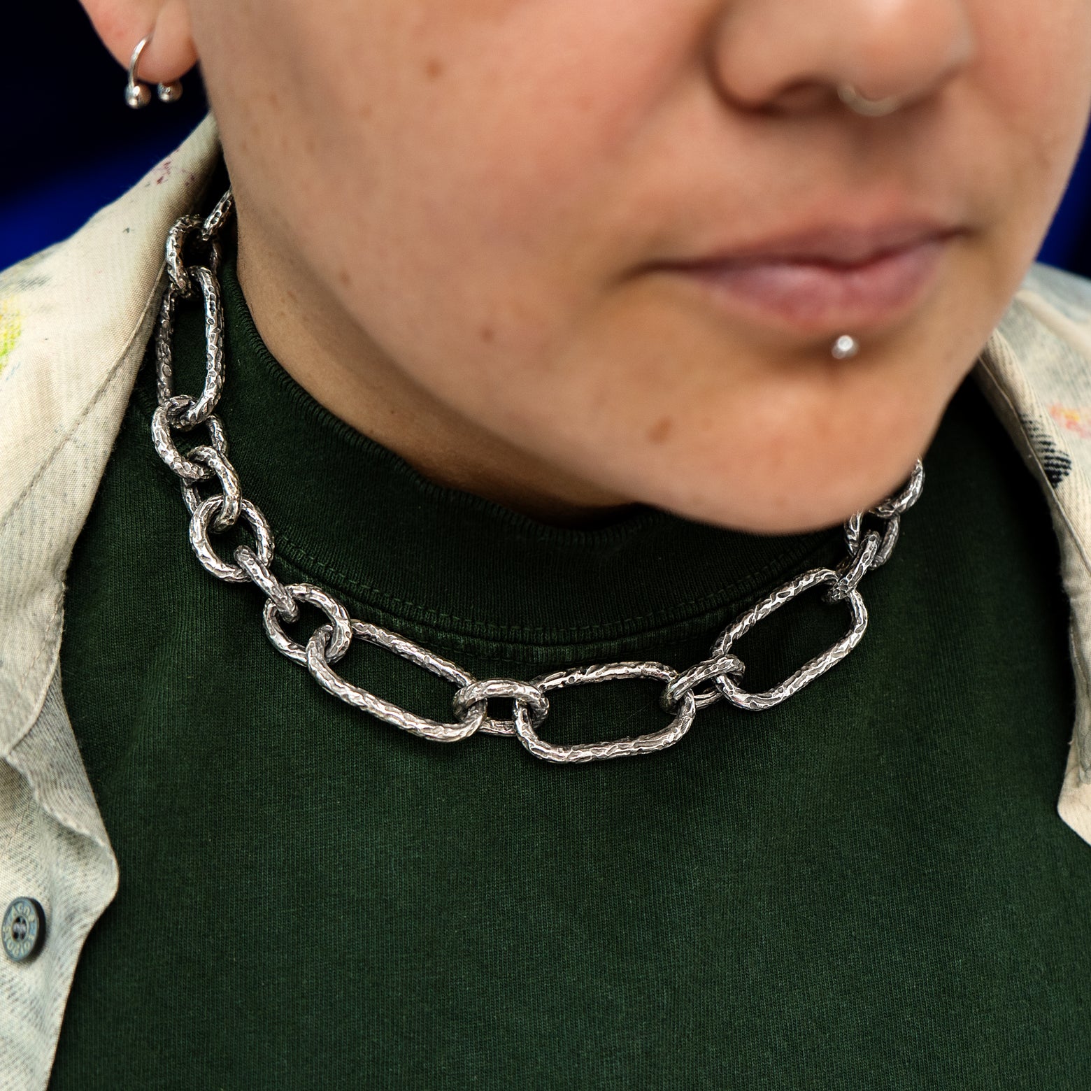A photo of a silver chunky chain on a model's neck