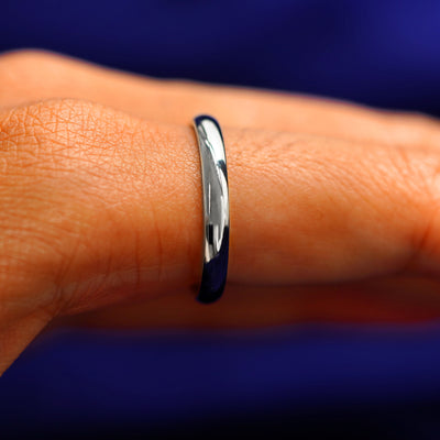 Side view of a Silver Curvy Mirror Band on a model's finger