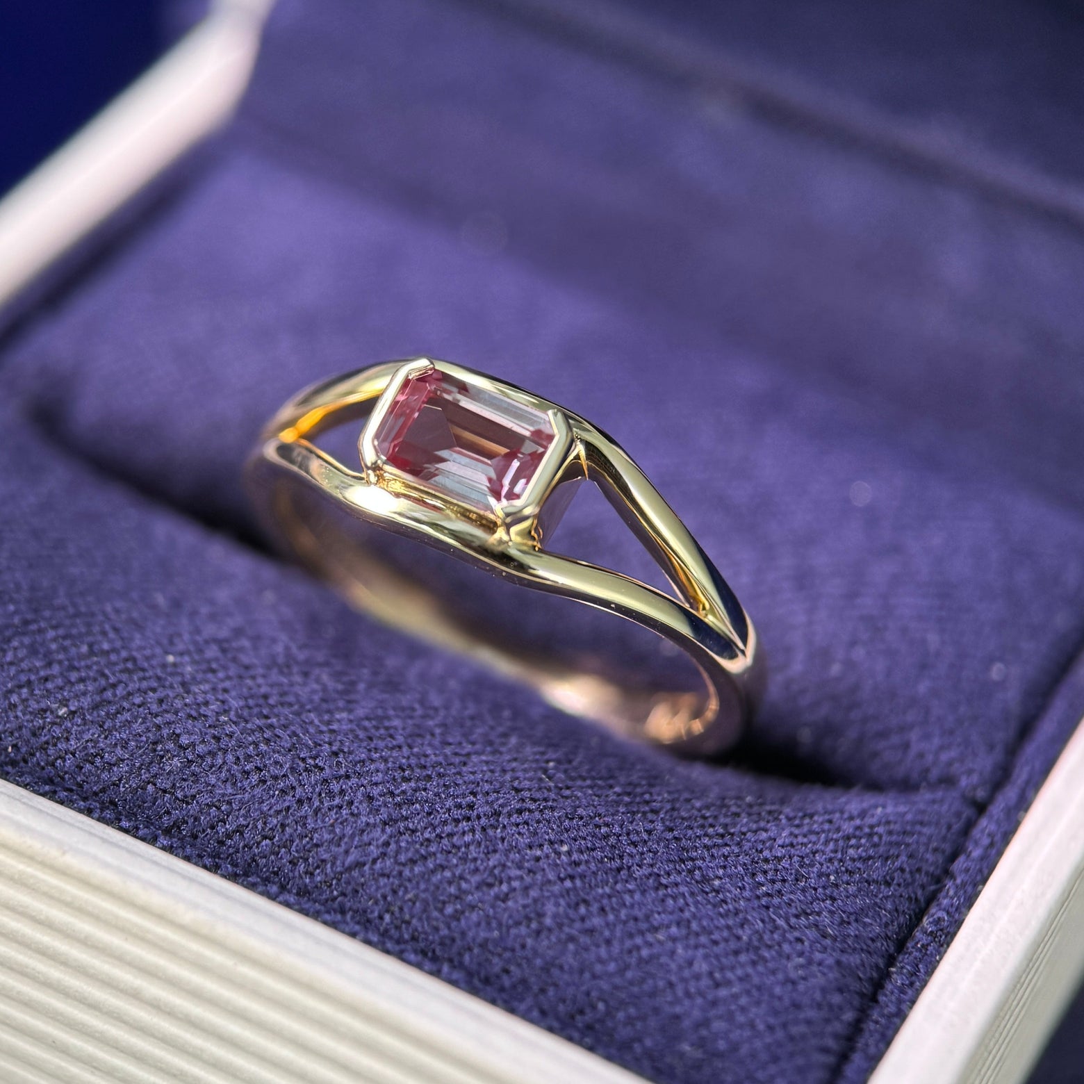 14k Yellow Gold Half-Bezel Set 6x4mm Emerald-cut Lab Alexandrite on Split Shank Band, Size 7.5