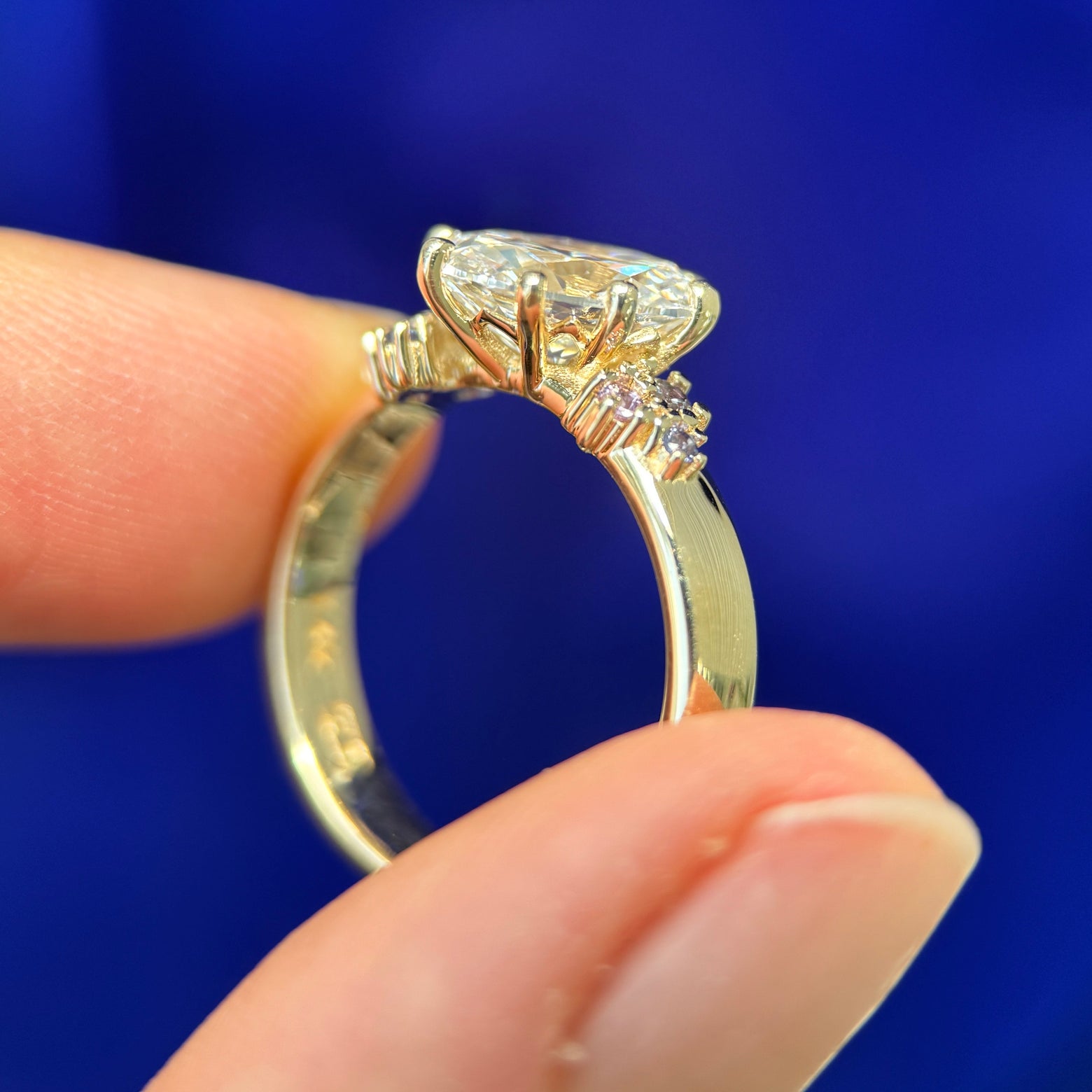 cluster-sapphire-oval-lab-diamond-ring