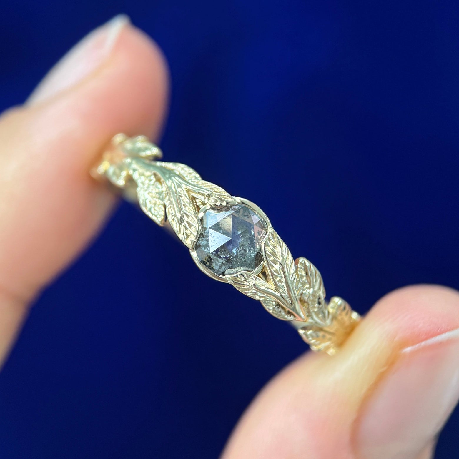 14k Yellow Gold & 0.80ct Round Rose-cut Salt-and-pepper Diamond set in Leaves Band Custom Ring, size 13