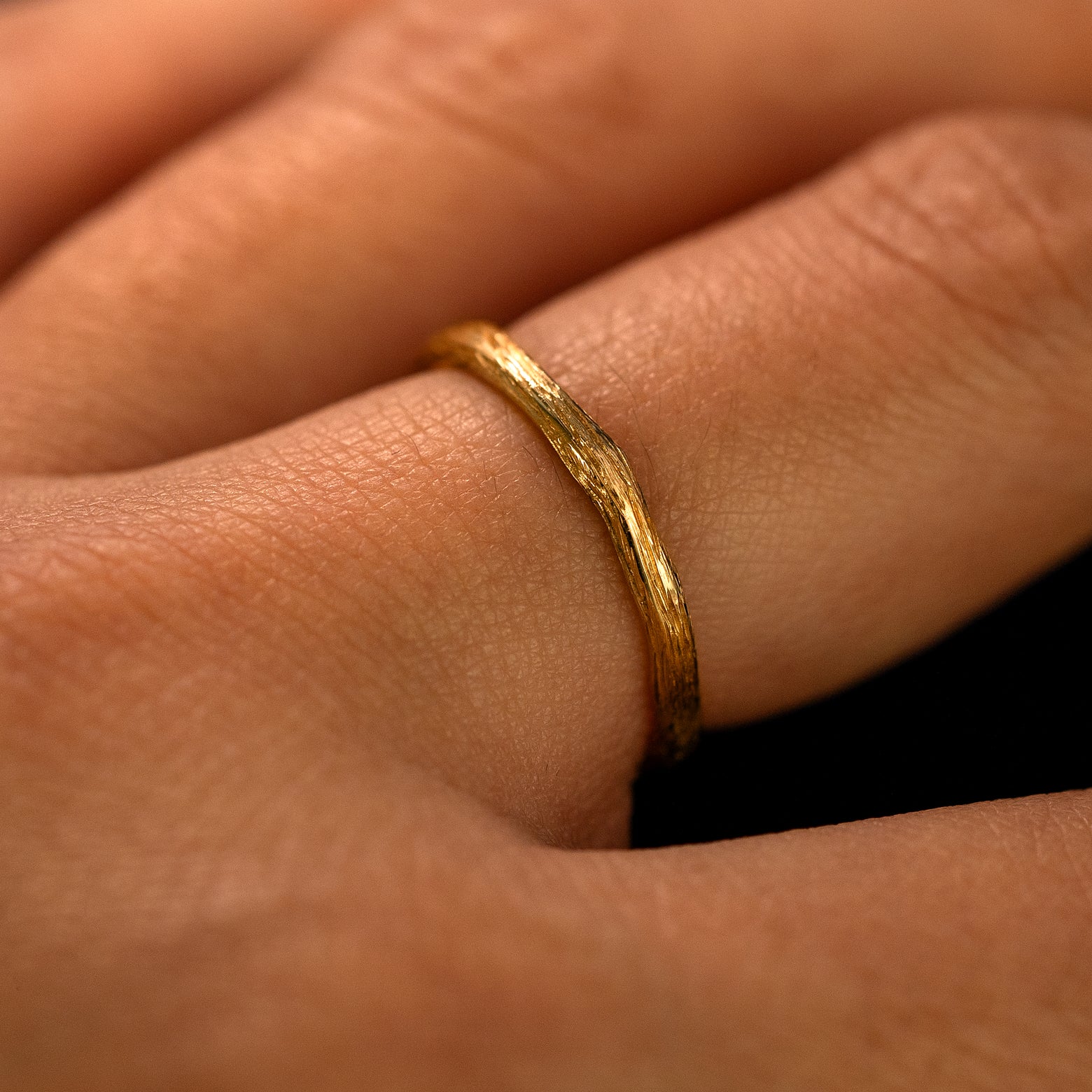 Side view of a Branch Band on a model's finger