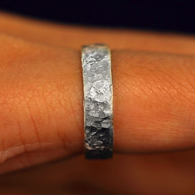 Side view of a solid 925 silver Mix Organic Band on a model's finger