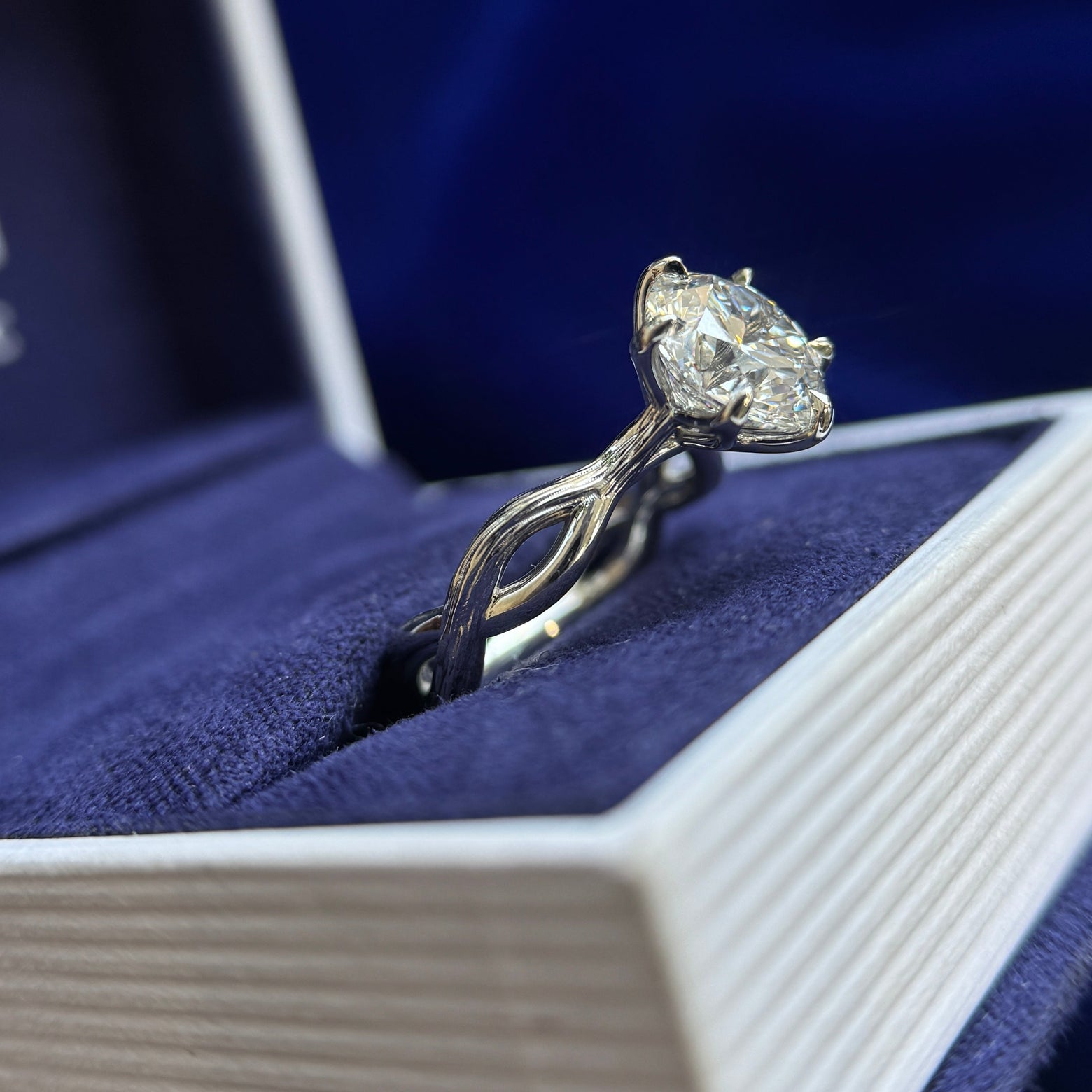 950 Platinum and 6-prongs-basket-set 2.5ct F VVS2 Round Lab Diamond on Twist Band Custom Ring, Size 5.5