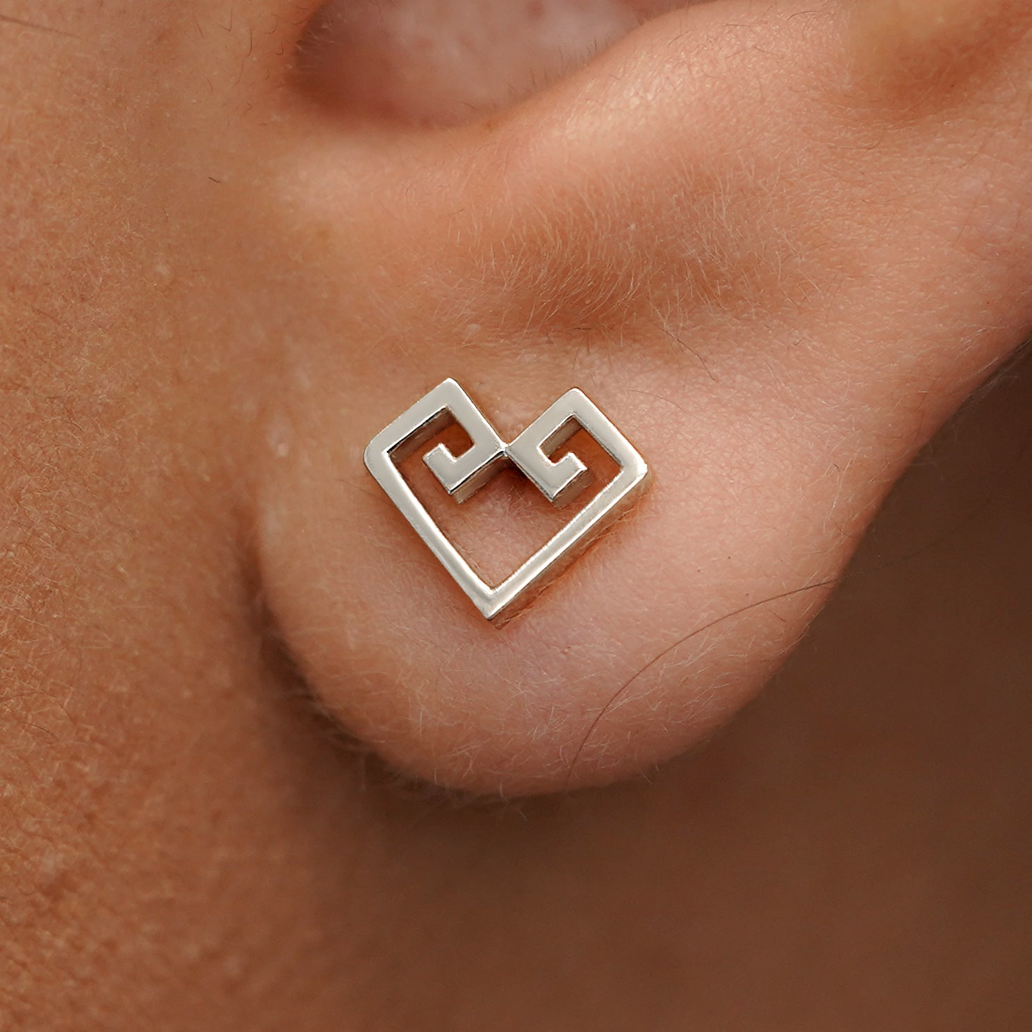 ミュージシャン RAND Heart Emblem Earrings Automic Gold Chere Heart Earring | Minimalist Sustainable Fine Jewelry