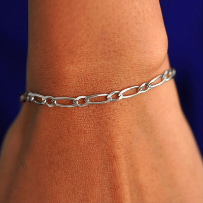 A model's wrist wearing a white gold One to One Chain Bracelet
