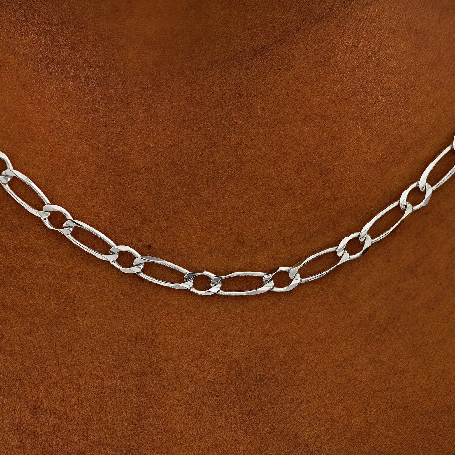 Close up view of a model's neck wearing a white gold One To One Chain