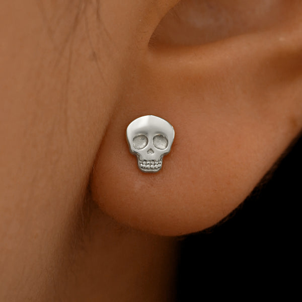 white-gold-skull-stud-