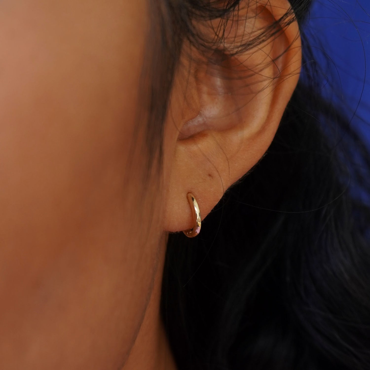 Automic Gold Small Curvy Huggies Sustainable Fine Jewelry